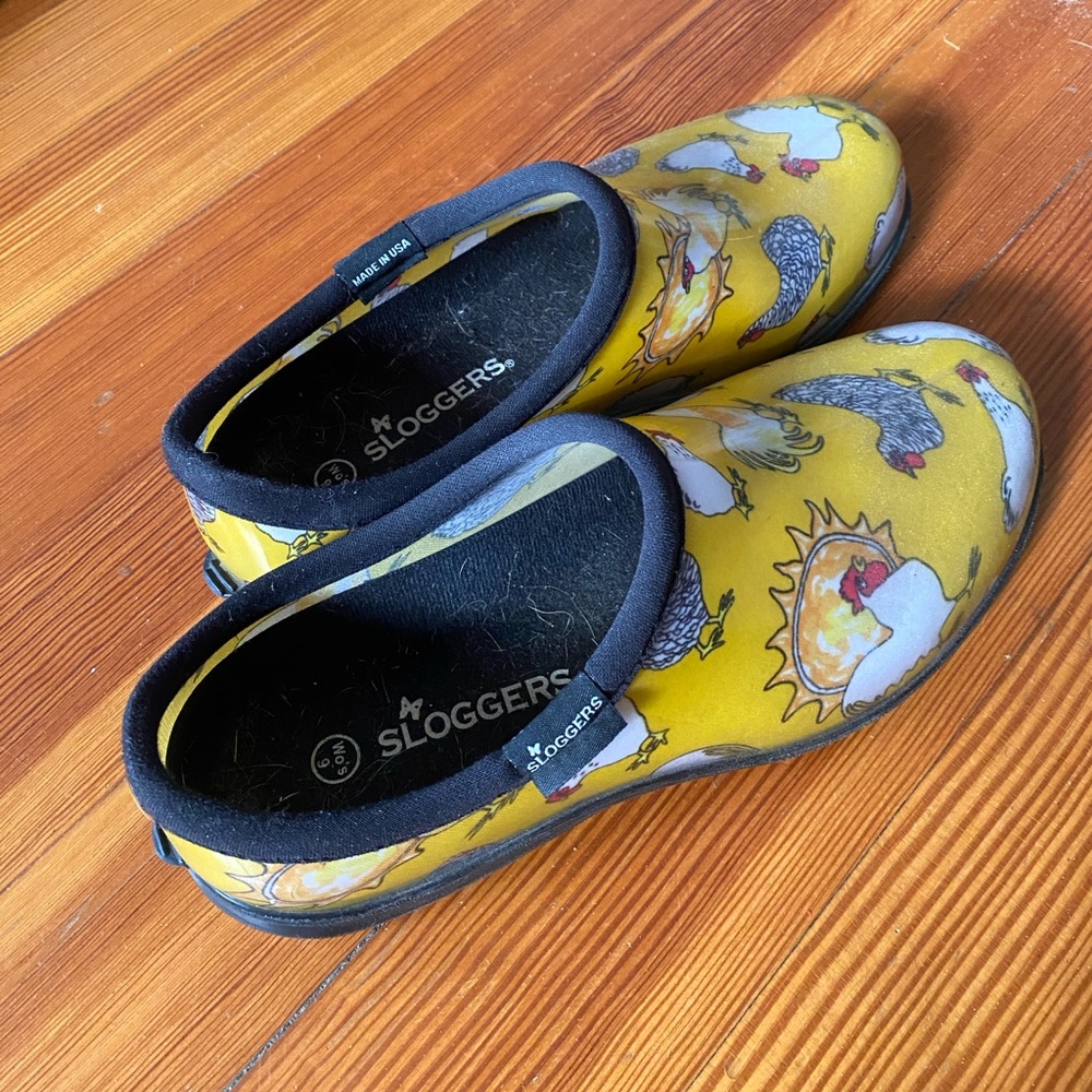 SLOGGERS Women's 9 waterproof clogs, yellow chicken pattern